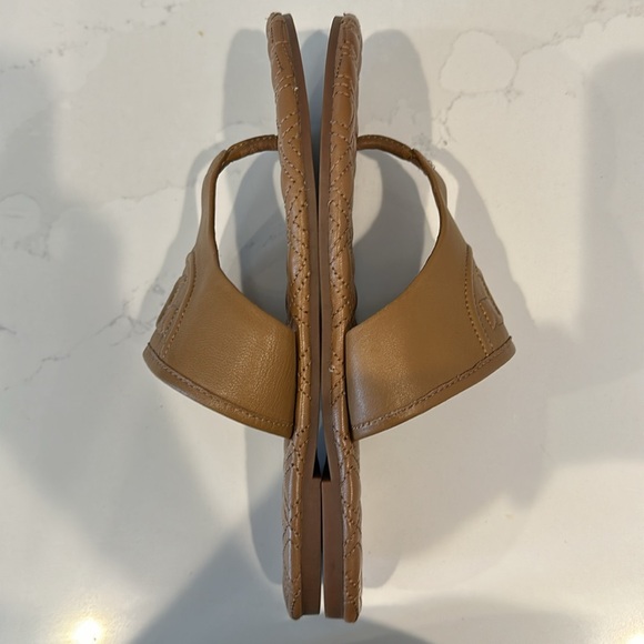 Tory Burch Fleming Quilted Flat Thong Sandal in Tan Size 7 - Picture 6 of 7